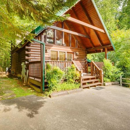 Hugs N Kisses Pool Table Hot Tub Pool Table Community Pool Close To Downtown Gatlinburg Exterior photo
