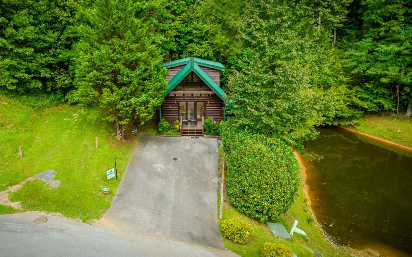 Hugs N Kisses Pool Table Hot Tub Pool Table Community Pool Close To Downtown Gatlinburg Exterior photo