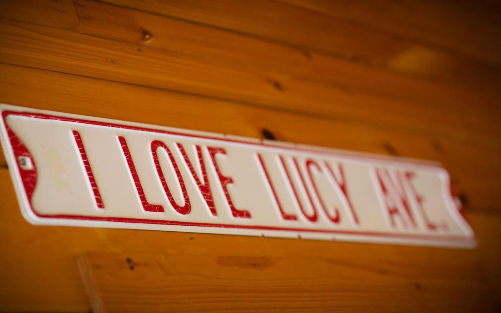 Hugs N Kisses Pool Table Hot Tub Pool Table Community Pool Close To Downtown Gatlinburg Exterior photo
