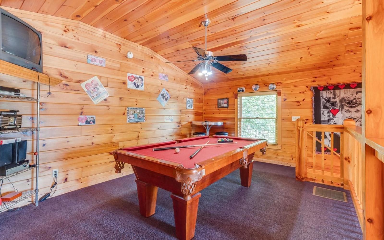 Hugs N Kisses Pool Table Hot Tub Pool Table Community Pool Close To Downtown Gatlinburg Exterior photo