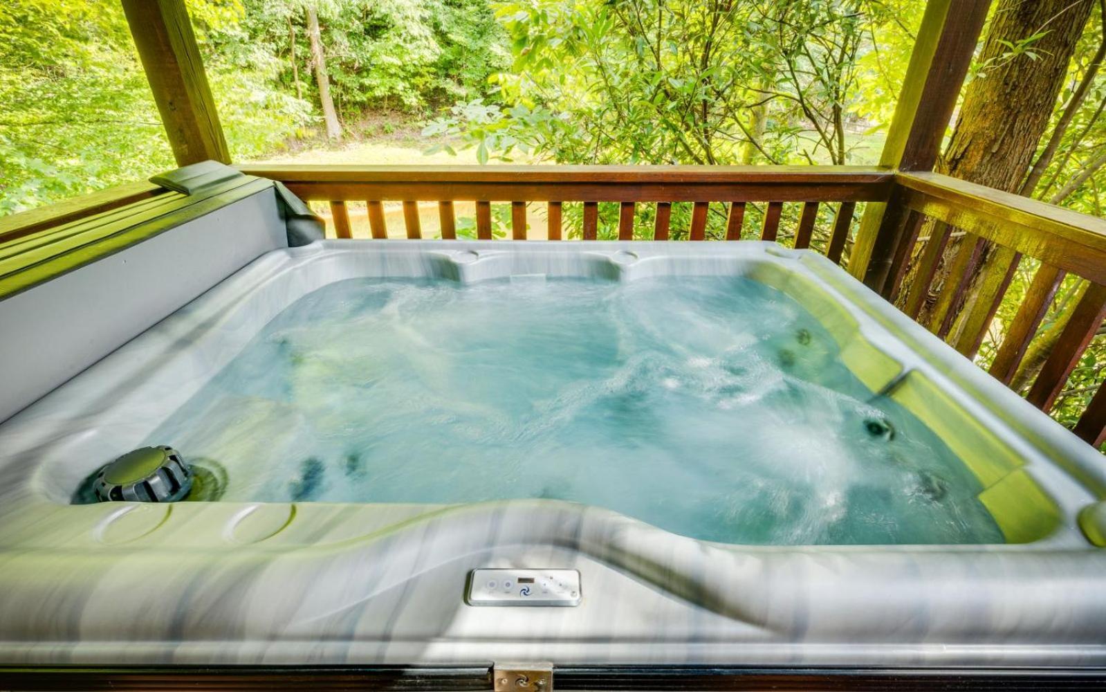 Hugs N Kisses Pool Table Hot Tub Pool Table Community Pool Close To Downtown Gatlinburg Exterior photo