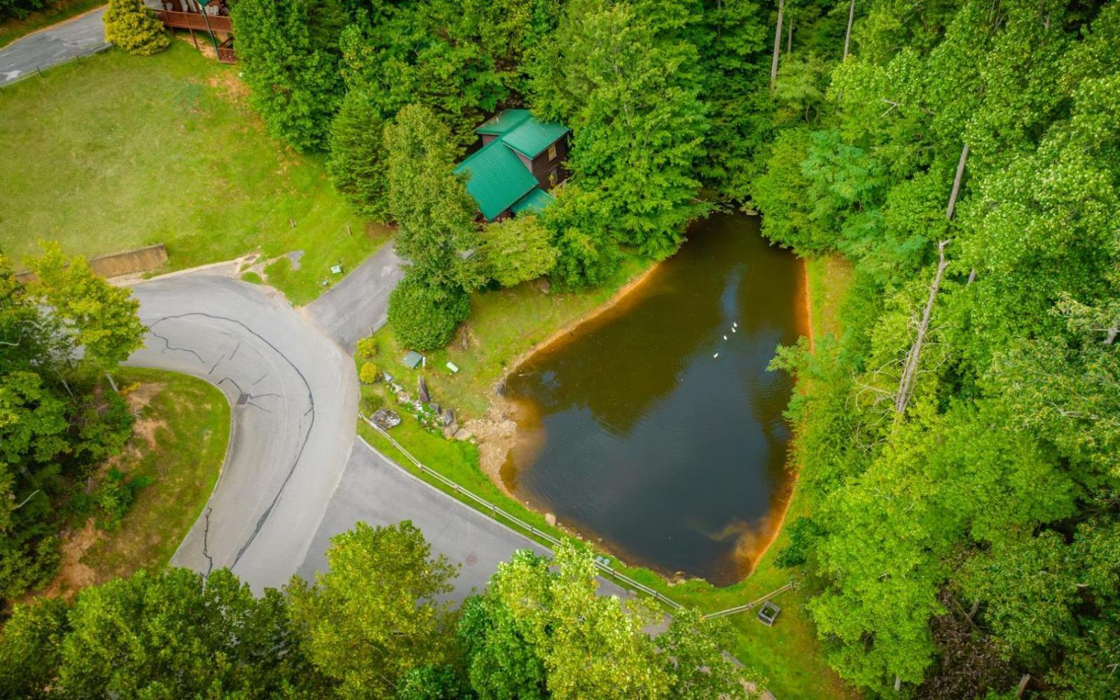 Hugs N Kisses Pool Table Hot Tub Pool Table Community Pool Close To Downtown Gatlinburg Exterior photo
